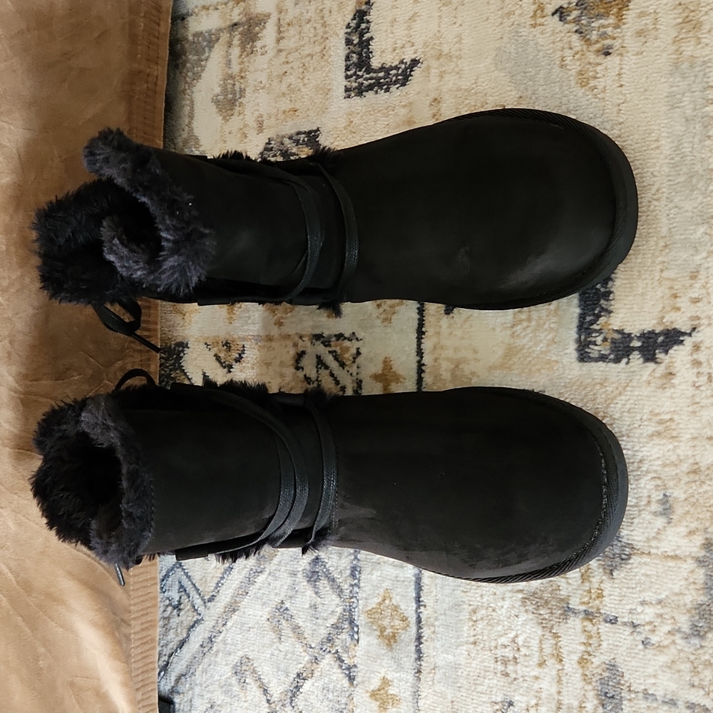 BLACK BOOTS
